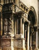 St. Gilles du Gard, Johannes en Petrus. Beeldhouwwerk uit de gevel.