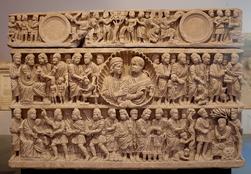 De sarcofaag met twee registers. Museum Arles.