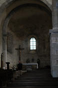 Absis met oosterram en 11de eeuws altaar.